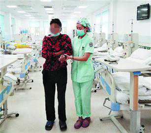 放心去上学吧，妈妈的病交给我们