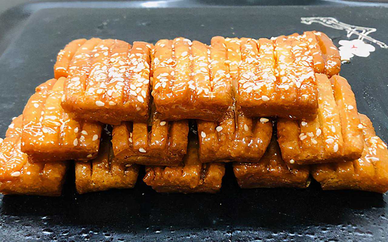 传统小吃蜜三刀，做法简单，甜而不腻，还是儿时的味道，孩子爱吃