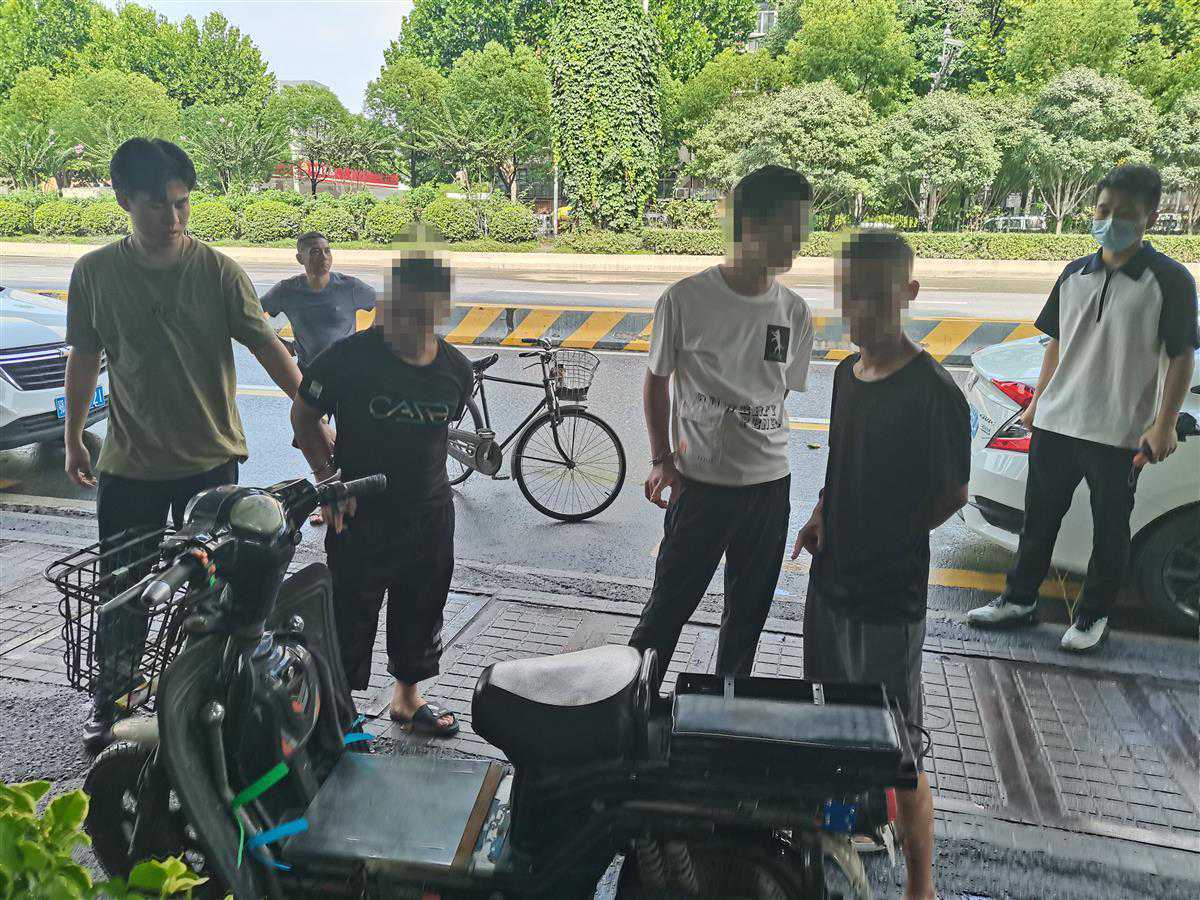 三人团伙首次“集体行动”，偷了3辆车，结果全被抓