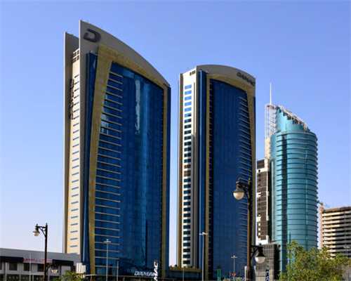 《方舟生存进化》主播单挑孤岛BOSS育母蜘蛛，靠着恐爪龙通关