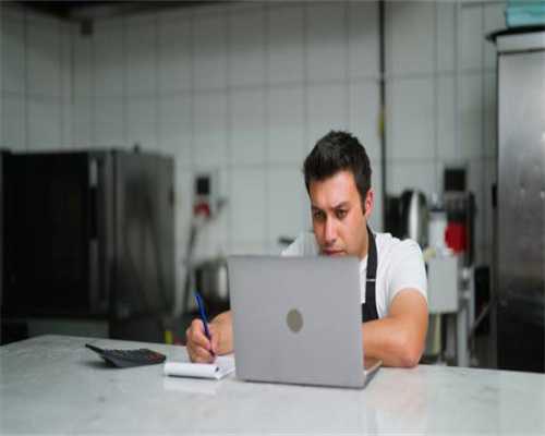 推荐10款高质量沙盒游戏，《方块方舟》玩家闯火山被熔岩怪暴打